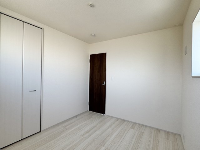 白鳥町 全3棟 2号棟の洋室|5.25帖の洋室。ゆっくり眠れそうな北西のお部屋です。