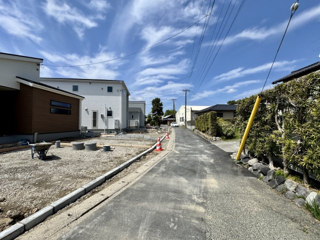 白鳥町 全3棟 2号棟のその他|全面道路東から西へ撮影。2棟の分譲地です。