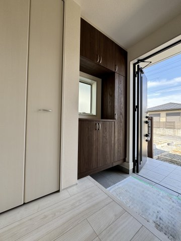 白鳥町 全3棟 2号棟のその他|シューズクローゼットと反対側には土間収納スペース、玄関上がったところにも収納があり玄関まわりが片付きます。