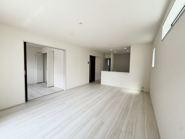 白鳥町 全3棟 2号棟の居間・リビング|16帖のリビングと横に4.5帖の洋室が繋がっていて扉を開ければ20.5帖の解放感があります！
