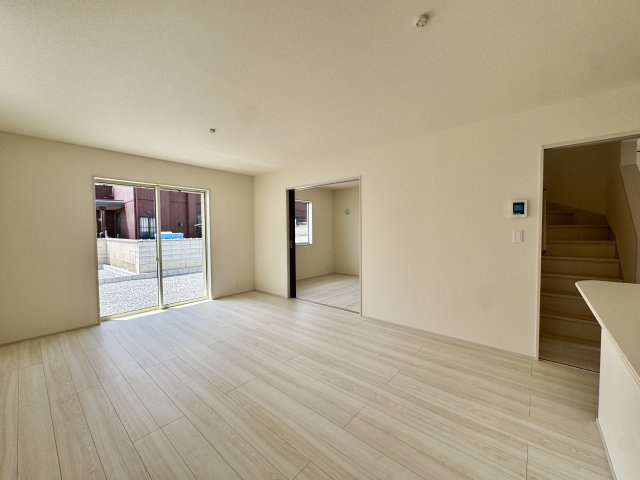 白鳥町 全3棟 2号棟の居間・リビング|リビングから南側に広いお庭も見えます。