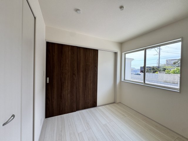 白鳥町 全3棟 2号棟の洋室|リビング横の洋室4.5帖。南側なので締めても明るい御部屋です。