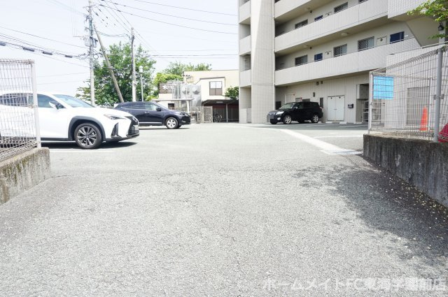 菊池郡菊陽町光の森６丁目の賃貸マンションの駐車場