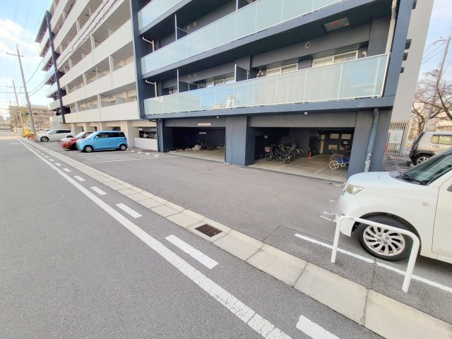 サンソレイユ新大宮の駐車場