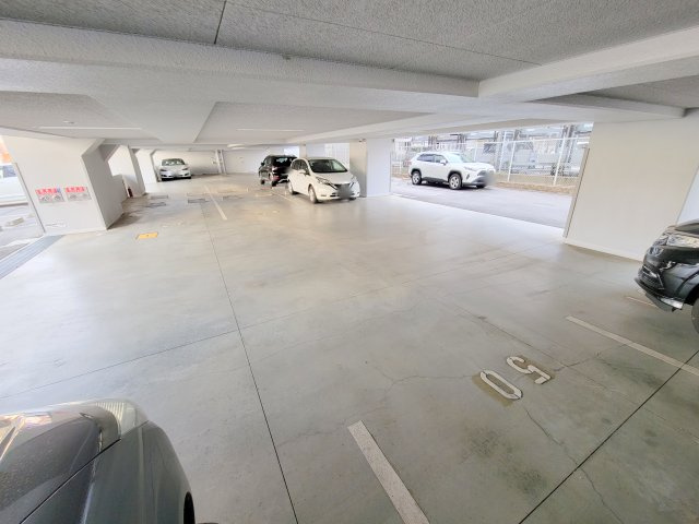 サンソレイユ新大宮の駐車場