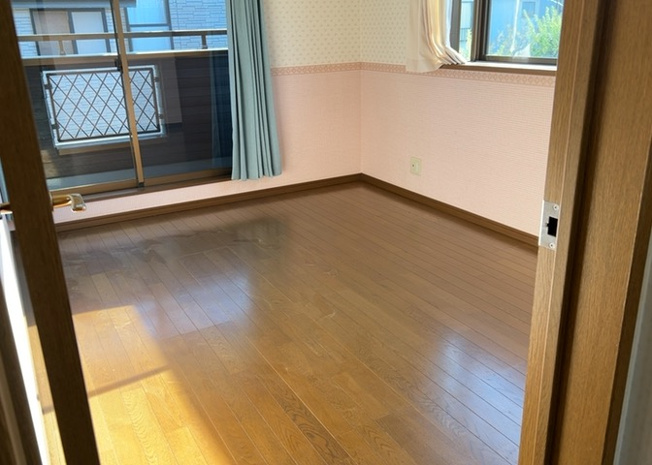 【洋室】 | 洋室のメリットは重い家具が置きやすく、身の回りが整理しやすいことです。 床がフローリングのため畳とは異なり凹みにくいです。 クローゼットなど収納が豊富で、普段使わない旅行カバンや服の整頓も簡単にです。
