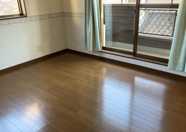 【寝室】 | 寝室でゆっくりと過ごすためにはベッド周りの適度な空間を担保することや窓の位置、照明の明るさ、寝室の広さなどを考える必要があります。自身や家族の構成とライフスタイルに併せて寝室にする部屋を選びましょう！