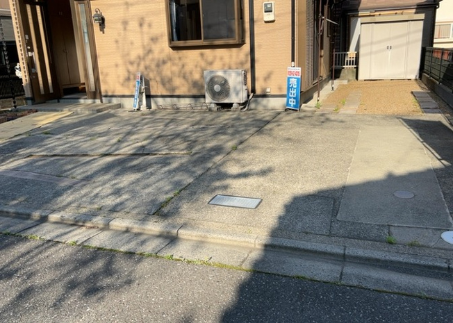 【駐車場】 | 駐車場と明記されていても、最小スペースでつくられた駐車場だと大型車は駐車できなかったり、出入りしにくくなったりする可能性があります。お車のサイズと購入したい物件の駐車場のサイズを現地で確認しましょう。