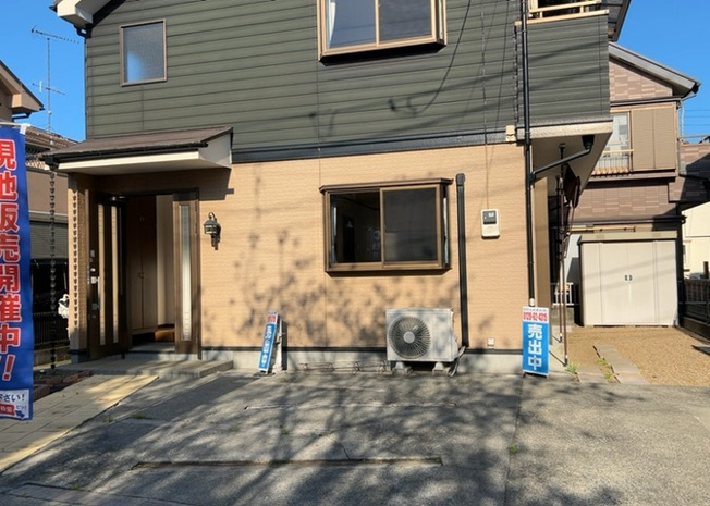 【前面道路含む現地写真】 | 住宅用の土地では前面道路に2m以上接していなければならないと法律で定められています。しかし、お持ちの車のサイズやライフスタイルなどにより、2mでは利便が悪い場合もございますので、事前に確認しましょう。