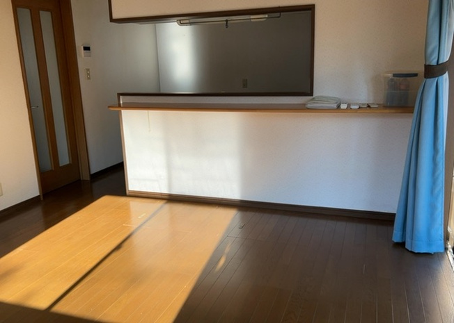 【ダイニング】 | ダイニングは、食事や家族の団らんスペースとしてだけではなく、ほかの用途としても使用することができます。ダイニングテーブルを置き、食事のためのスペースを作ることでリビングとの差別化を図ることができます。