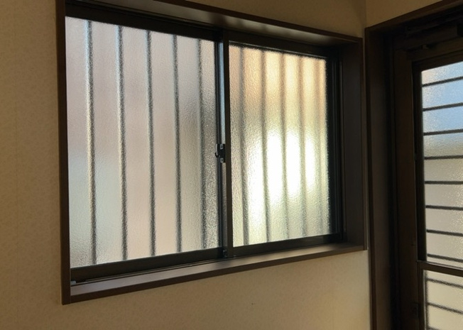 【内装】 | サッシは、ガラス窓に使用される金属製の窓枠です。一般的に住宅建築では、金属製建具工事の段階でガラス類・玄関などと同時に設置されます。種類や構造により断熱性能や遮音性能が異なるので現地でご確認ください。