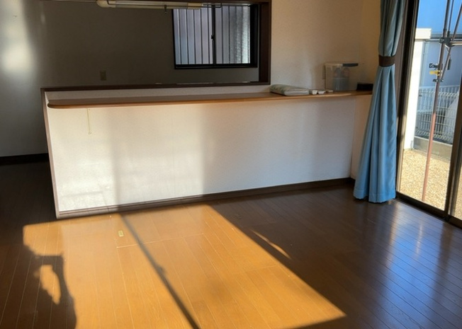 【居間・リビング】 | 直線タイプはLとDKを一直線に並べた形で対面キッチンのタイプです。一般的なのでよく見かけるかもしれません。直線タイプに似た直接アイランドタイプは、キッチンとダイニングの間に壁がない分広く感じられます。