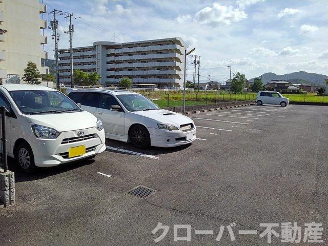 レオパレス新名の駐車場