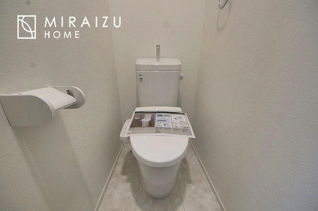 【トイレ】 | 空気の換気と窓からの光の明るさに配慮した清潔感のあるトイレ、ご自分の好きなアロマや芳香剤を置いて落ち着く空間を演出、一人になれる空間ですから、リラックスしたいですね。
