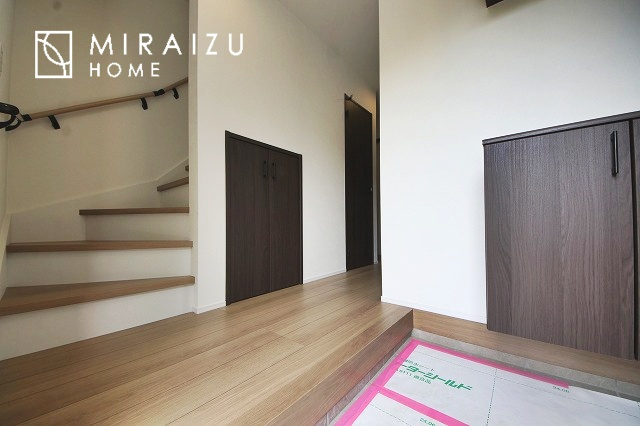 【玄関】 | いってきます♪ただいま♪明るい声が聞こえてきそうな玄関。ナチュラルなカラーがとても清潔感のある造りです♪

