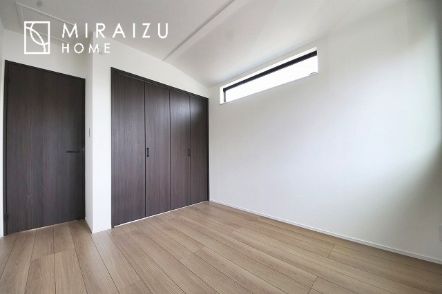 【洋室】 | 居心地の良さそうなリラックスできる空間。独立性のある建物ですので、ご自分の時間を大切にしたご家族様にぴったりです！

