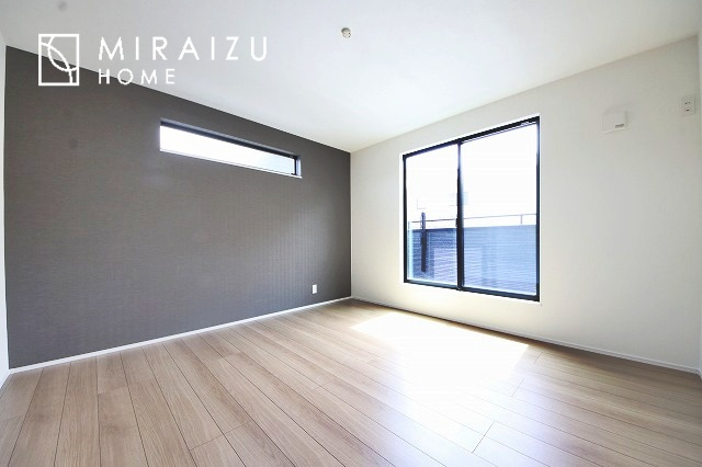 【寝室】 | 広さのある洋室は、ご夫婦様の寝室にぴったりですね。ご主人様の趣味のものや書斎などにも使用できるくらいの広さが嬉しいです。収納もばっちり完備してますのでお荷物が多いご家族様も安心してお暮しいただけます！