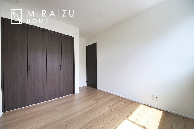 【子供部屋】 | お子様のお部屋にも主寝室にも使えますね。窓が二面についていますので採光もばっちり、空気の入れ替えもOK！自分のお部屋を持ちたいお子様の夢を叶えます！
