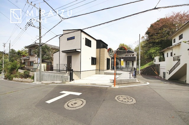【外観】 | 青く澄み渡った綺麗な空と、陽の光をたっぷりと受ける、そんな新築住宅で新生活をスタートしてみませんか？見学・ご相談等、ミライズホーム(株)までお気軽にご連絡下さい。