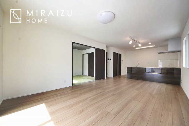 【居間・リビング】 | 陽当たりが心地の良いリビング空間です。日中はカーテンを開けて自然な光を取り込みリラックスして過ごしたいですね、照明器具もセンスの良いものを使いたいですね。
