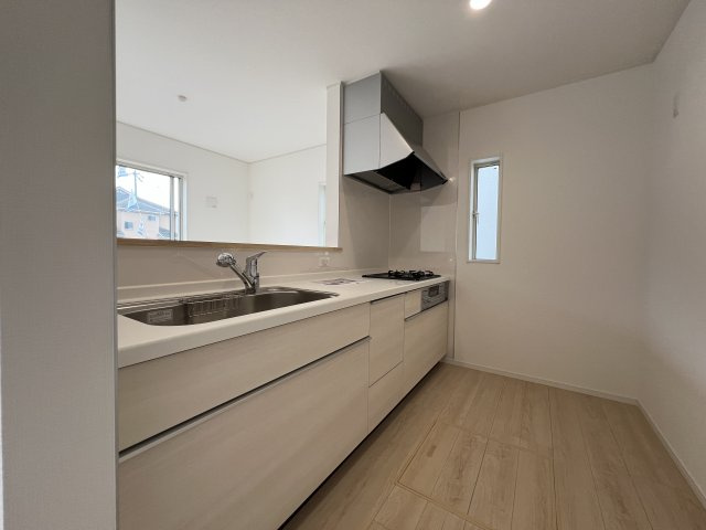 青梅市友田町3丁目　新築戸建全7棟のキッチン|人気の対面式キッチンはお子様の様子もすぐわかり会話をしながらお料理できます｡