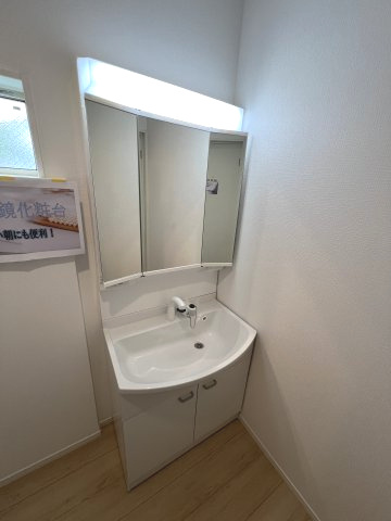 青梅市友田町3丁目　新築戸建全7棟の独立洗面台|身だしなみを整えやすく、収納たっぷりの三面鏡付洗面化粧台☆