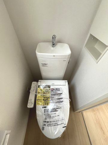 青梅市友田町3丁目　新築戸建全7棟のトイレ|温水洗浄便座を備えた快適なトイレ。壁面収納付きでトイレットペーパーや掃除用品をすっきり収納でき、清潔感のある空間を保てます。