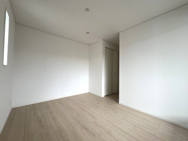 青梅市友田町3丁目　新築戸建全7棟の洋室|【洋室1】7帖のゆとりある洋室。ベッドやデスクを置いてもゆとりがあり、主寝室として快適にお使いいただけます。