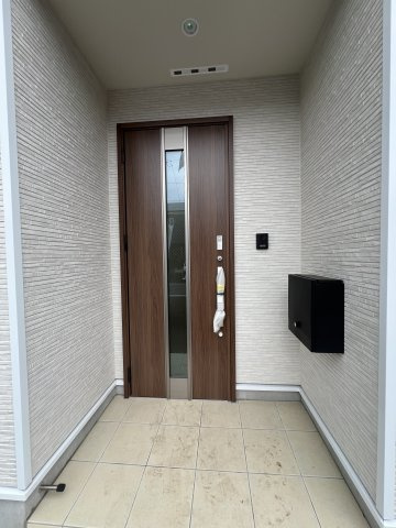 青梅市友田町3丁目　新築戸建全7棟の玄関|スタイリッシュな玄関ドアとシンプルな壁掛けポストを採用した、洗練された外観デザインです。