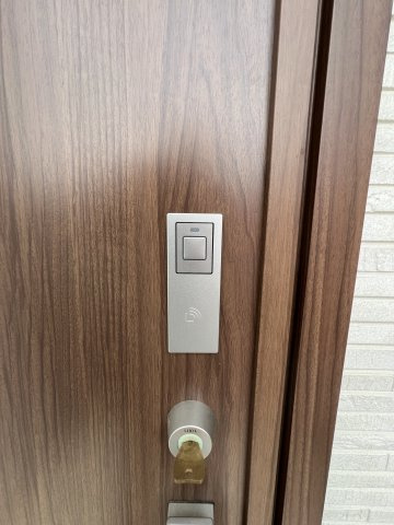 青梅市友田町3丁目　新築戸建全7棟の防犯設備|スマートキーはドアに触れるだけで解錠可能なので、買い物で重い荷物を持っているときでも、簡単に玄関ドアを開けられるので便利です☆