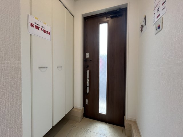 青梅市友田町3丁目　新築戸建全7棟の玄関|大容量の玄関収納を備えた、すっきりとした印象の玄関。いつでも気持ちよくご家族やゲストを迎えられる空間です。