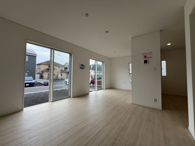 青梅市友田町3丁目　新築戸建全7棟の居間・リビング|大きな窓からたっぷりの陽光が差し込む、明るく開放的なLDK。家族が自然と集まる、心地よい団らん空間です♪