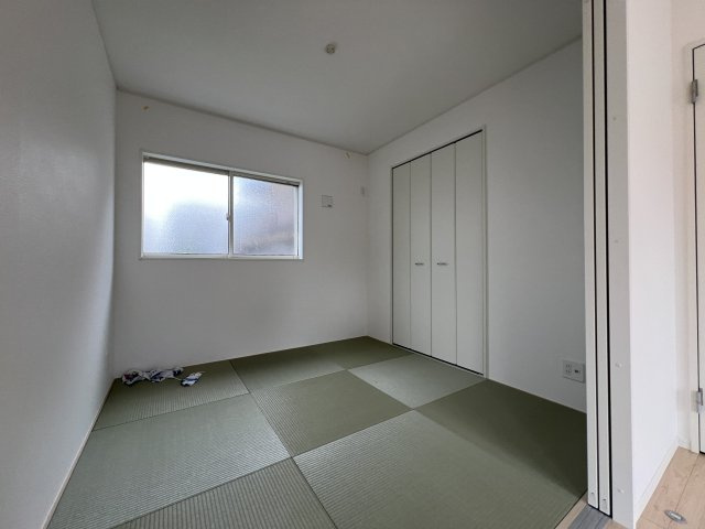 青梅市友田町3丁目　新築戸建全7棟の和室|リビング続きの和室は、お昼寝や家事スペース、来客時の客間としても便利。収納付きでお部屋をすっきり保てます☆