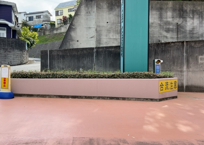 【中庭】 | アメニティヒル本厚木 | 中庭（パティオ）とは、一つの建築物の内部に設けられた、壁などで囲われている庭のことを指します。コの字型、ロの字型が主流ですが、L字型の中庭もあります。最近では、インテリア性の高さからも人気があります。