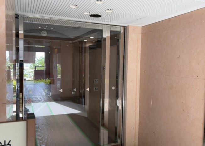 【ロビー】 | アメニティヒル本厚木 | ラウンジは、マンションの共用スペースに椅子やテーブルなどを配置した利用者が寛げる空間です。屋内型ラウンジと屋外型ラウンジがあります。共用部分の管理状況と合わせて、詳細については現地でご確認ください。