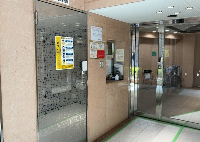 【受付】 | アメニティヒル本厚木 | 受付はマンションコンシェルジュがいる場合もあれば、管理人が滞在する小部屋を総称して呼ぶことがあります。主にエントランスに設置されていることから、防犯面でも期待ができます。防犯設備がない場合はより安心！