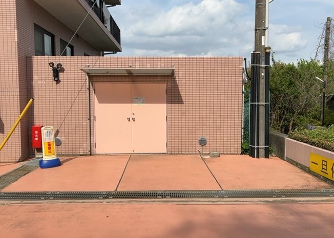 【設備】 | アメニティヒル本厚木 | 共有部分は、住民なら誰もが使える設備のこと。例えば駐車場やエレベーター、インターネット設備、セキュリティ設備などがあります。他にも、マンションの廊下・外部階段やエントランス・ゴミ置き場などがあります。