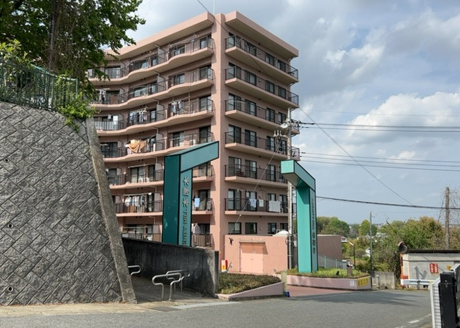 【外観】 | アメニティヒル本厚木 | マンションの外観は非常に重要なポイントです！外観の善し悪しは資産価値に大きな影響を与えます。外観のいいマンションを購入することで、高値で売却がしやすく、買い手が見つかりやすいというメリットがあります。