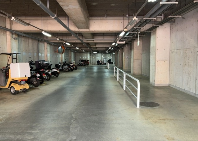 【駐車場】 | アメニティヒル本厚木 | 車一台あたりに必要なスペースは、標準サイズの普通自動車で横幅2m50cm、長さ5mは必要になります。ただし、乗降のことも考慮して横幅3m30cm、長さ5m50cmほどは確保できるところを選びましょう。