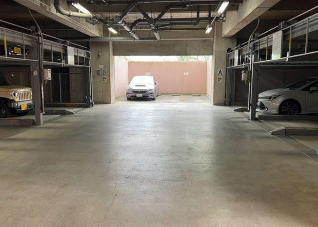 【駐車場】 | アメニティヒル本厚木 | 駐車場と明記されていても、最小スペースでつくられた駐車場だと大型車は駐車できなかったり、出入りしにくくなったりする可能性があります。お車のサイズと購入したい物件の駐車場のサイズを現地で確認しましょう。