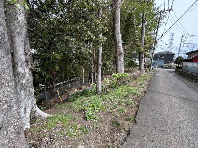 【周辺】 | 現地に行くなら、物件の周囲の地形がどうなっているかを見ることも大切です。周辺より低くなっている土地では、大雨などで水が集まりやすいため、地盤が弱くなっているということも考えられるため、注意が必要です。