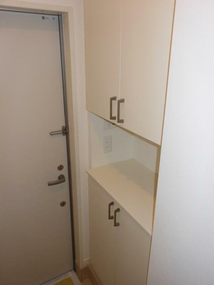 【玄関】 | Design Maison Hale Kupuna | シューズボックス完備。