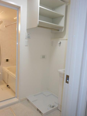 【設備】 | Design Maison Hale Kupuna | 室内洗濯機置場。