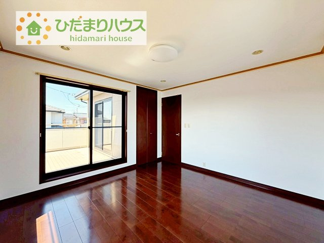 【寝室】 | 牛久市田宮2丁目　中古戸建 | バルコニーに面していて、たっぷり光りの入る明るい主寝室です！