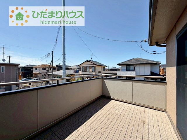 【バルコニー】 | 牛久市田宮2丁目　中古戸建 | 広々としたバルコニー。お洗濯物もぜーんぶ干せちゃいます！！