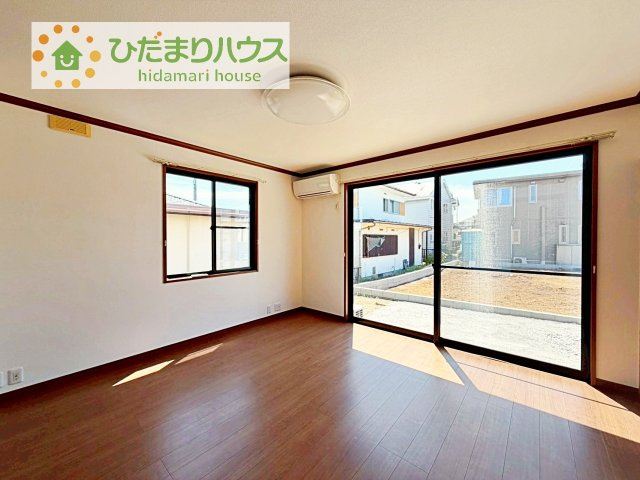 【居間・リビング】 | 牛久市田宮2丁目　中古戸建 | リビングの大きな窓からは、暖かな日の光が降り注ぎます・・・
