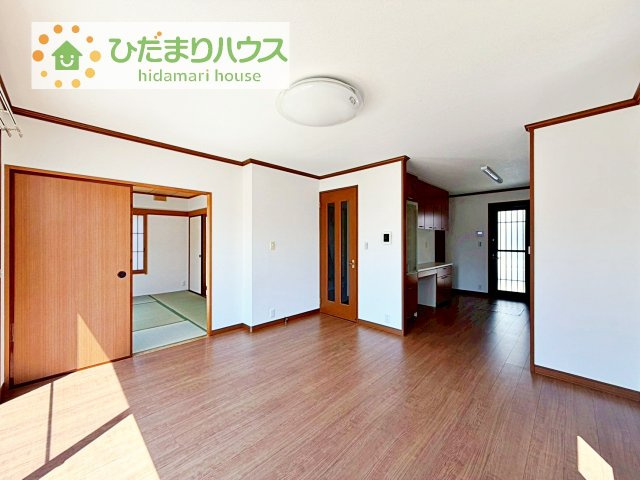 【居間・リビング】 | 牛久市田宮2丁目　中古戸建 | お子様が元気に遊べる広々としたリビングです！