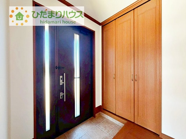 【玄関】 | 牛久市田宮2丁目　中古戸建 | 毎日「行ってきます」「ただいま」をいう玄関は明るく光が差し込みます♪