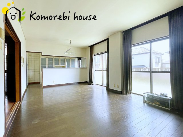 さいたま市見沼区　中古戸建の居間・リビング|こちらのリビングで趣味の時間をお楽しみください