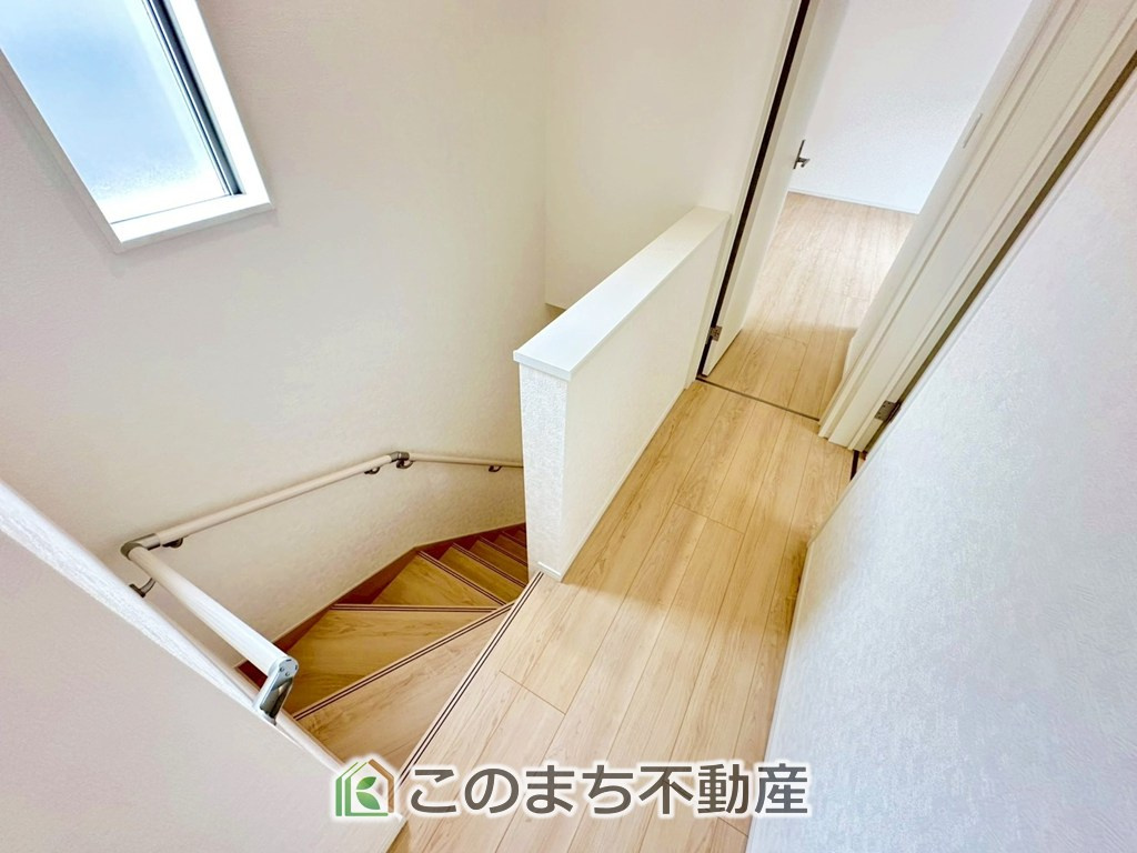 CRADLEGARDEN小山市城北第11の内装|手すり付きで小さなお子様にも安心の階段スペースです☆
